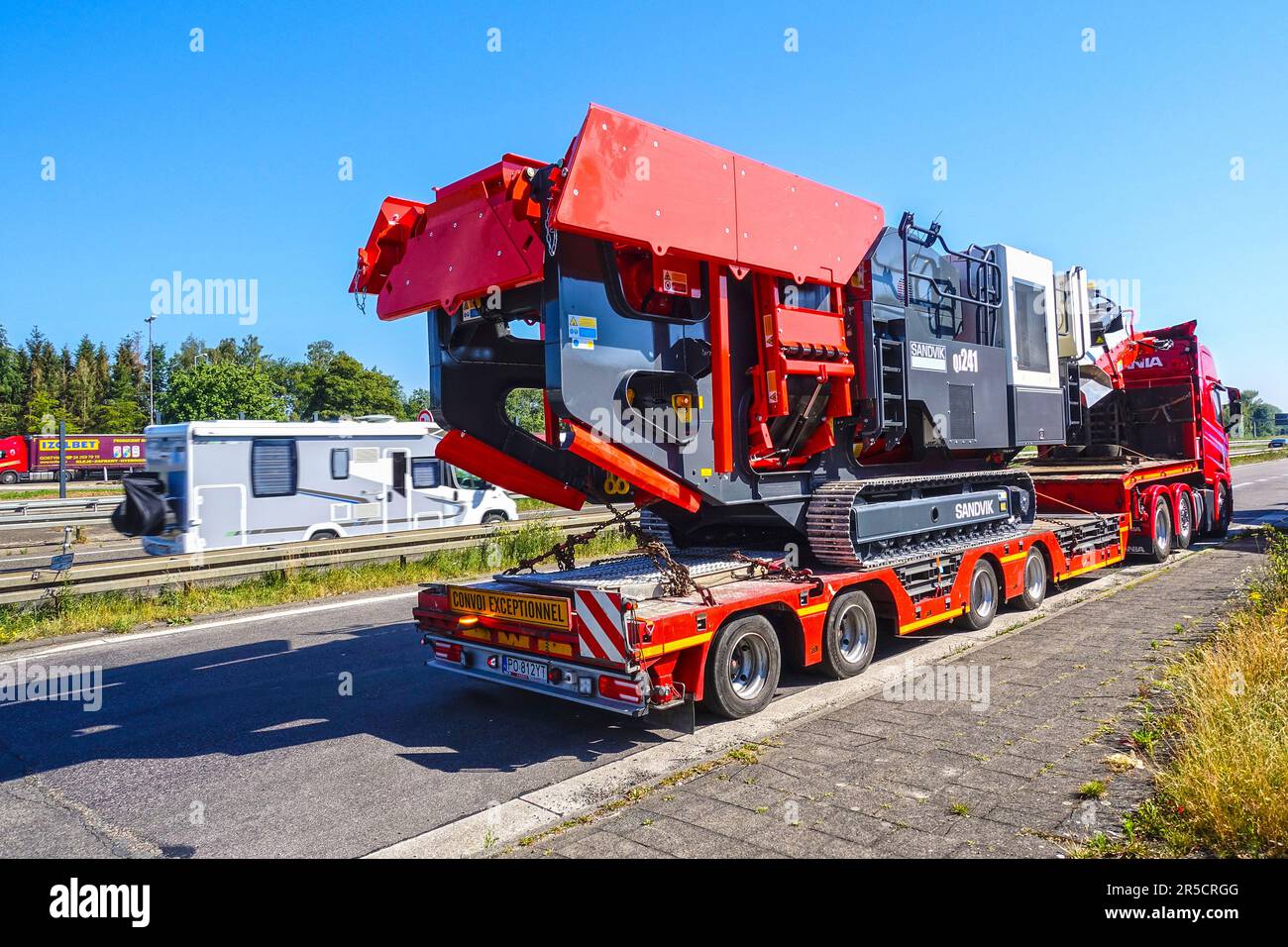 Lichtenbusch, NRW, ALLEMAGNE - 30 JUIN 2018 : transport lourd d'un concasseur à mâchoires mobile, transporté sur un camion-remorque spécial à faible charge. Banque D'Images