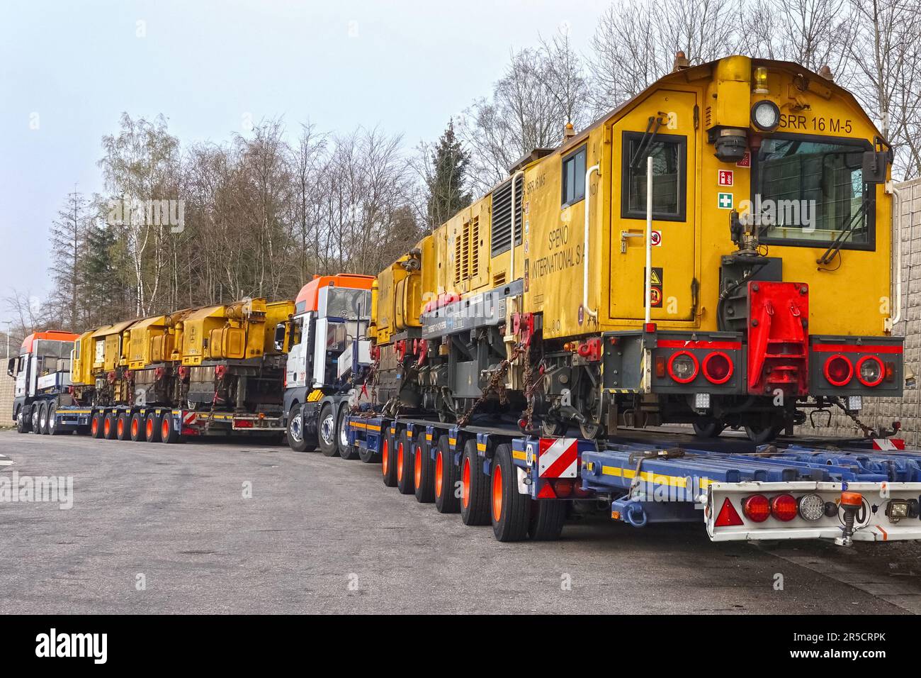Lichtenbusch, NRW, Allemagne - 8 avril 2019: Chariots de stationnement avec remorques à plateforme basse transportant des vieux trains sur un parking public d'un arrêt de camion Banque D'Images