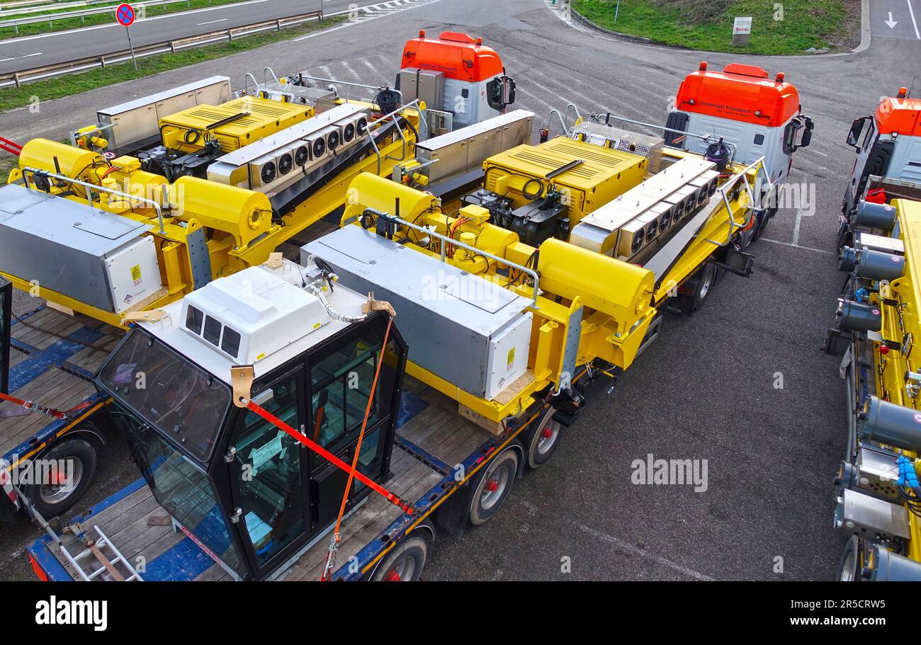 Lichtenbusch, Wallonie, Belgique – 18 mars 2020: Gros camion avec une remorque à plateforme transportant des pièces d'une grue d'uge sur un arrêt de camion Banque D'Images