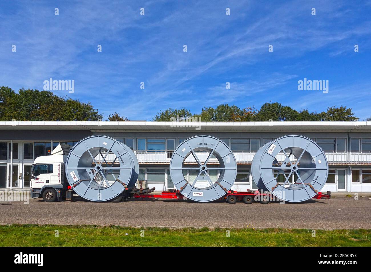 Lichtenbusch, Wallonie, Belgique – 20 septembre 2019 : gros camion avec une remorque à plate-forme basse transportant d'énormes tambours à câble sur un arrêt de camion Banque D'Images