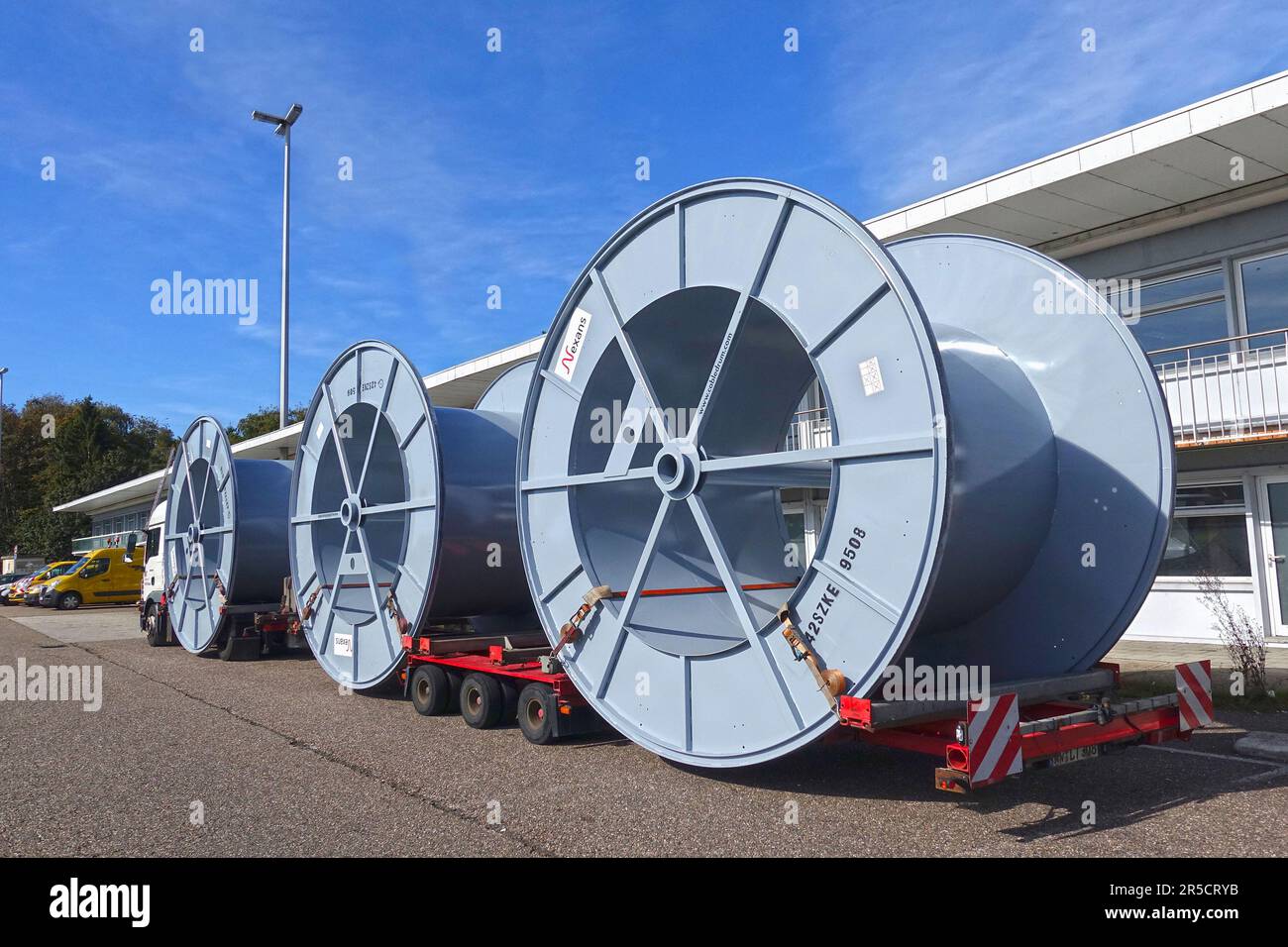 Lichtenbusch, Wallonie, Belgique – 20 septembre 2019 : gros camion avec une remorque à plate-forme basse transportant d'énormes tambours à câble sur un arrêt de camion Banque D'Images