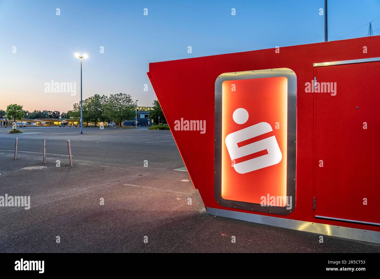 Nouvel ATM sur le terrain d'un centre commercial à Mülheim-Dümpten, indépendant, censé être résistant aux explosions, c'est-à-dire résister aux tentatives de souffle par la crimin Banque D'Images