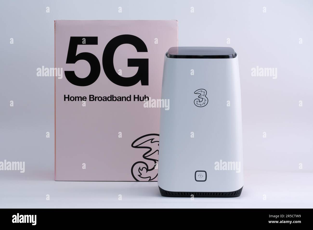 Trois réseaux ZYXEL NR5103E 5G routeur WiFi isolé sur blanc à côté de la boîte il est fourni. 5G concentrateur haut débit domestique. Stafford, Royaume-Uni, 2 juin, Banque D'Images