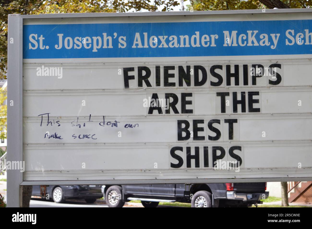 Panneau à l'extérieur de St. Joseph's Alexander McKay School à Halifax qui dit « les amitiés sont les meilleurs navires » Banque D'Images