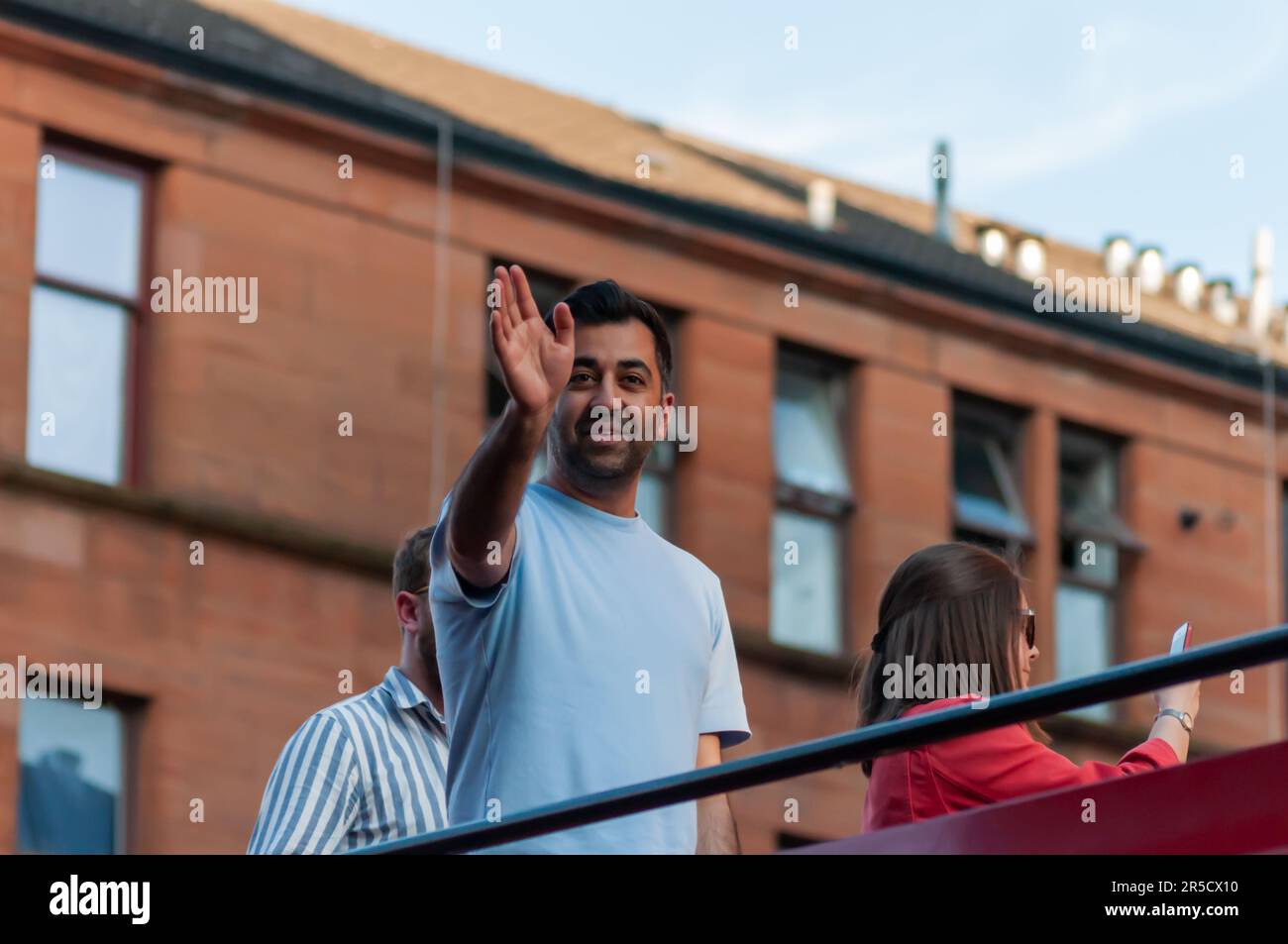 Glasgow , Écosse, Royaume-Uni. 2nd juin 2023. Le Premier ministre d'Écosse, Humza Yousaf MSP, participe à la foire annuelle de Govan, un événement historique qui remonte à 1757 et qui a lieu le premier vendredi de juin. C'est une célébration de Govan et de son peuple. La reine de la foire est couronnée et il y a une procession dans les rues. Dans le cadre de la tradition, la tête d'un bélier est portée à l'avant de la procession. Cette année, Karly McCrear, de l'école primaire de Saint Sauveur, a été couronné reine de la foire. Credit: SKULLY/Alay Live News Banque D'Images