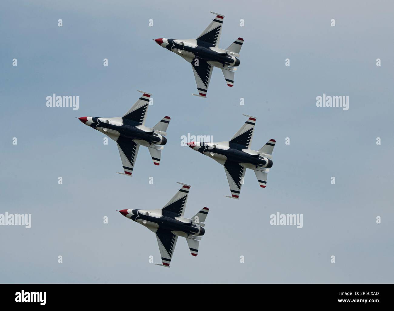 L'escadron de démonstration aérienne de la Force aérienne des États-Unis « Thunderbirds » se produit à Lake Charles, Louisiane, 18-21 mai 2023. Le Chennault International Air Show, dirigé par les Thunderbirds, visait à présenter et à célébrer les merveilles de l'aviation, avec des expositions aérobiques époustouflantes, des démonstrations d'avions et des expositions attrayantes. (É.-U. Photo de la Force aérienne par le sergent d'état-major Dakota carter) Banque D'Images