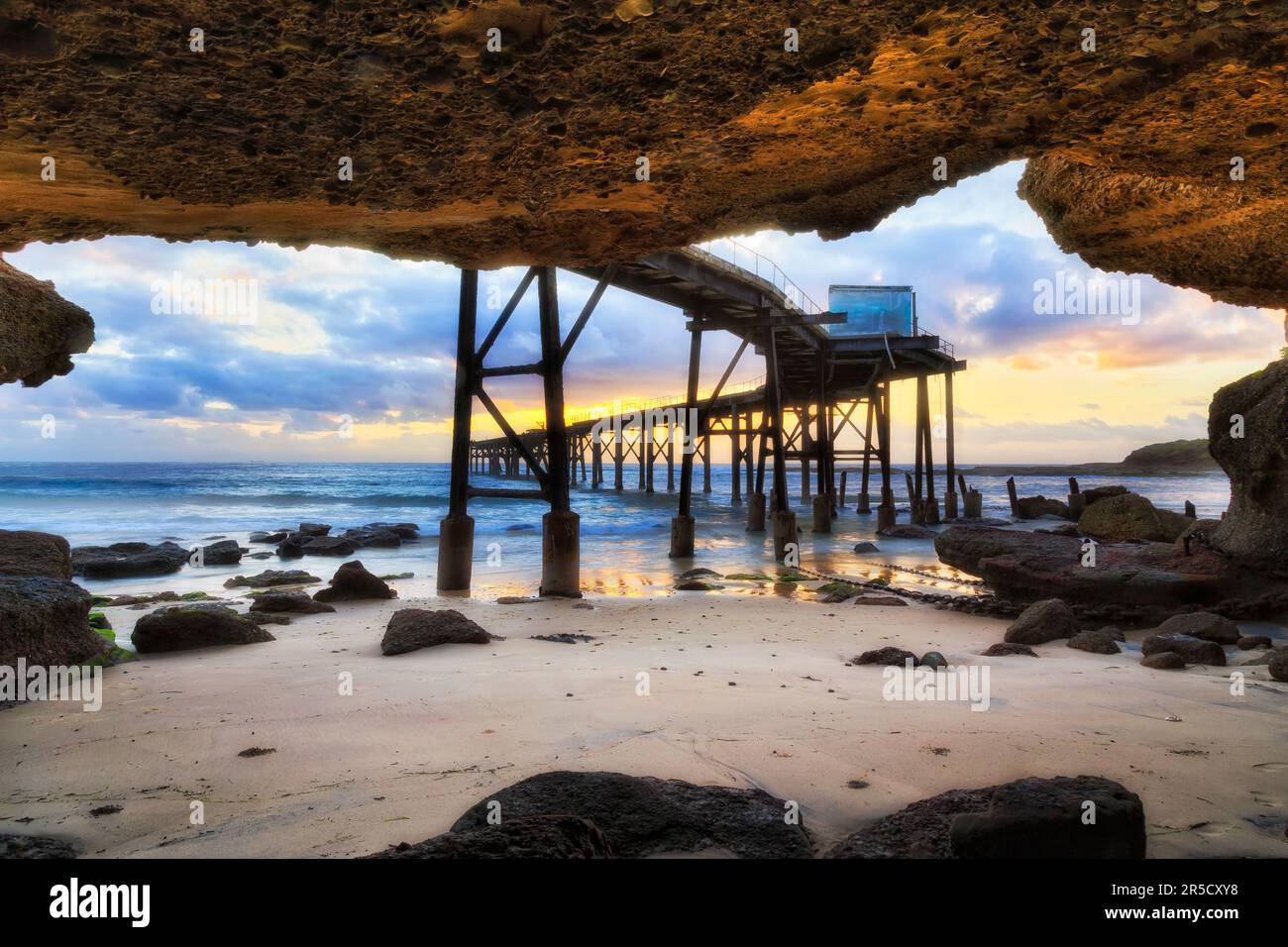 Grotte de mer sur la plage de Middle Camp de la baie de Catherine Hill sous une jetée en bois historique en Australie. Banque D'Images