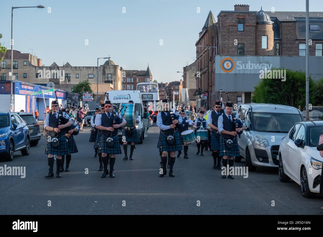 Glasgow , Écosse, Royaume-Uni. 2nd juin 2023. La foire annuelle de Govan est un événement historique qui remonte à 1757 et qui a lieu le premier vendredi de juin. C'est une célébration de Govan et de son peuple. La reine de la foire est couronnée et il y a une procession dans les rues. Dans le cadre de la tradition, la tête d'un bélier est portée à l'avant de la procession. Cette année, Karly McCrear, de l'école primaire de Saint Sauveur, a été couronné reine de la foire. Credit: SKULLY/Alay Live News Banque D'Images