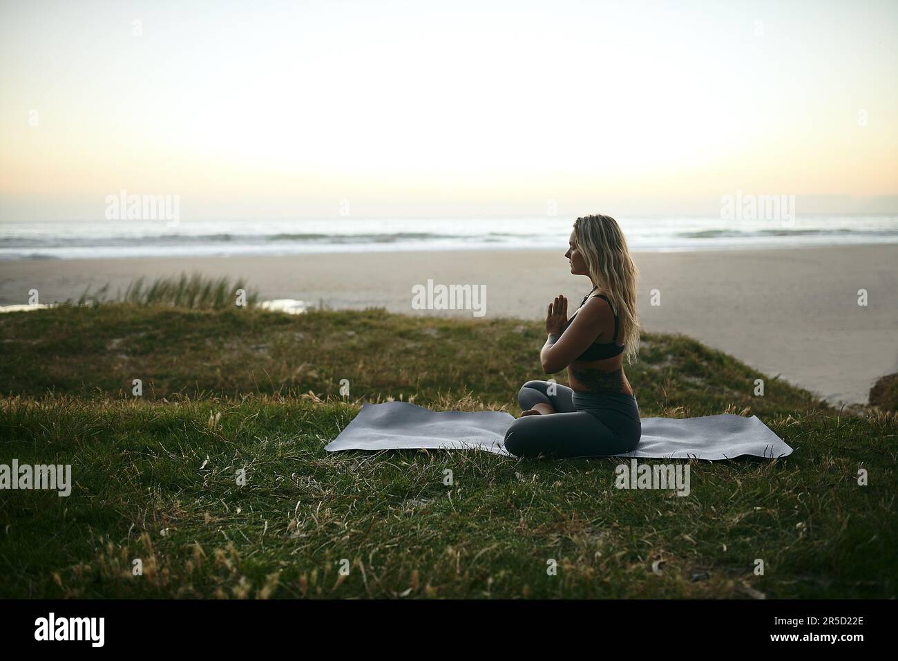 Un sentiment d'équilibre. Prise de vue en longueur d'une jeune femme attrayante assise seule et méditant pendant une journée de détente à l'extérieur. Banque D'Images