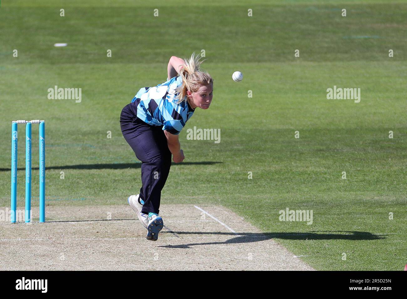 Northern Diamondss' Lizzie Scott Bowling lors du match de la Charlotte Edwards Cup entre Northern Diamonds et The Blaze at the Seat unique Riverside, Chester le Street, le vendredi 2nd juin 2023. (Photo : Mark Fletcher | ACTUALITÉS MI) Credit: MI News & Sport /Alamy Live News Banque D'Images