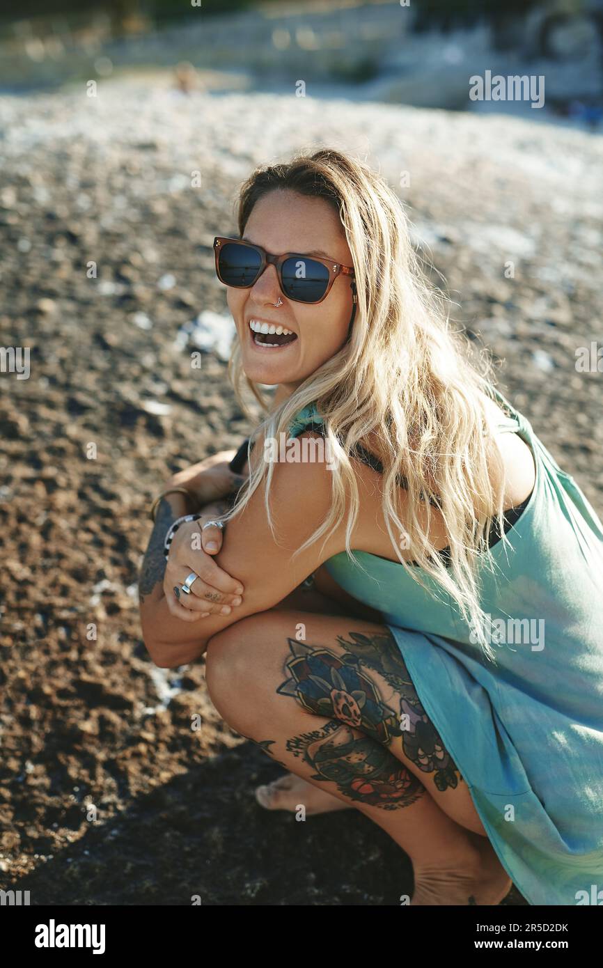 Vivre ma meilleure vie. Portrait court d'une jeune femme attirante s'est enroulée sur la plage seule pendant une journée à l'extérieur. Banque D'Images