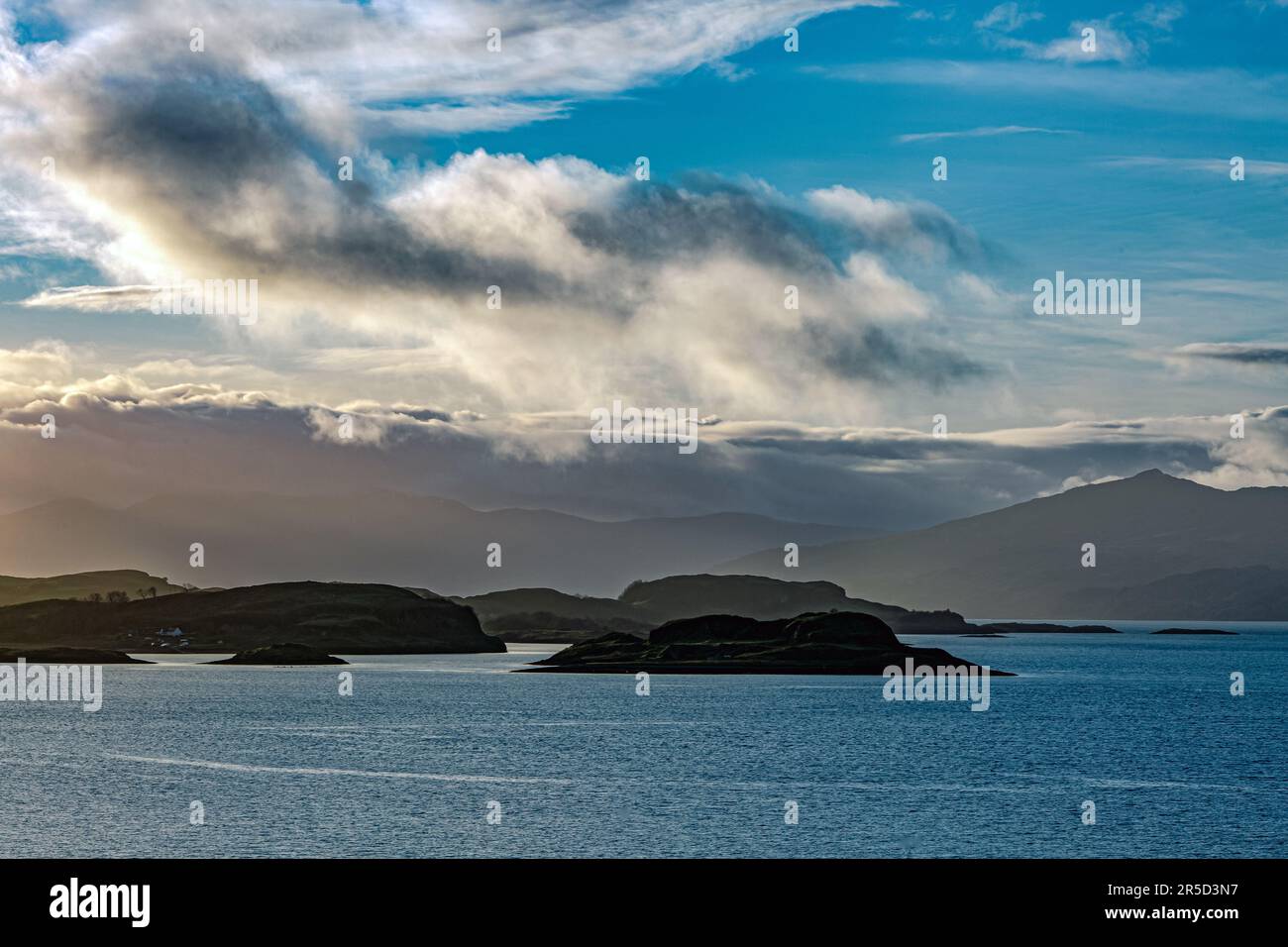 Magnifique paysage mystique paysage de lac en Écosse avec ciel nuageux et rayons de soleil nature nuages aventure à couper le souffle clair hebrides Banque D'Images