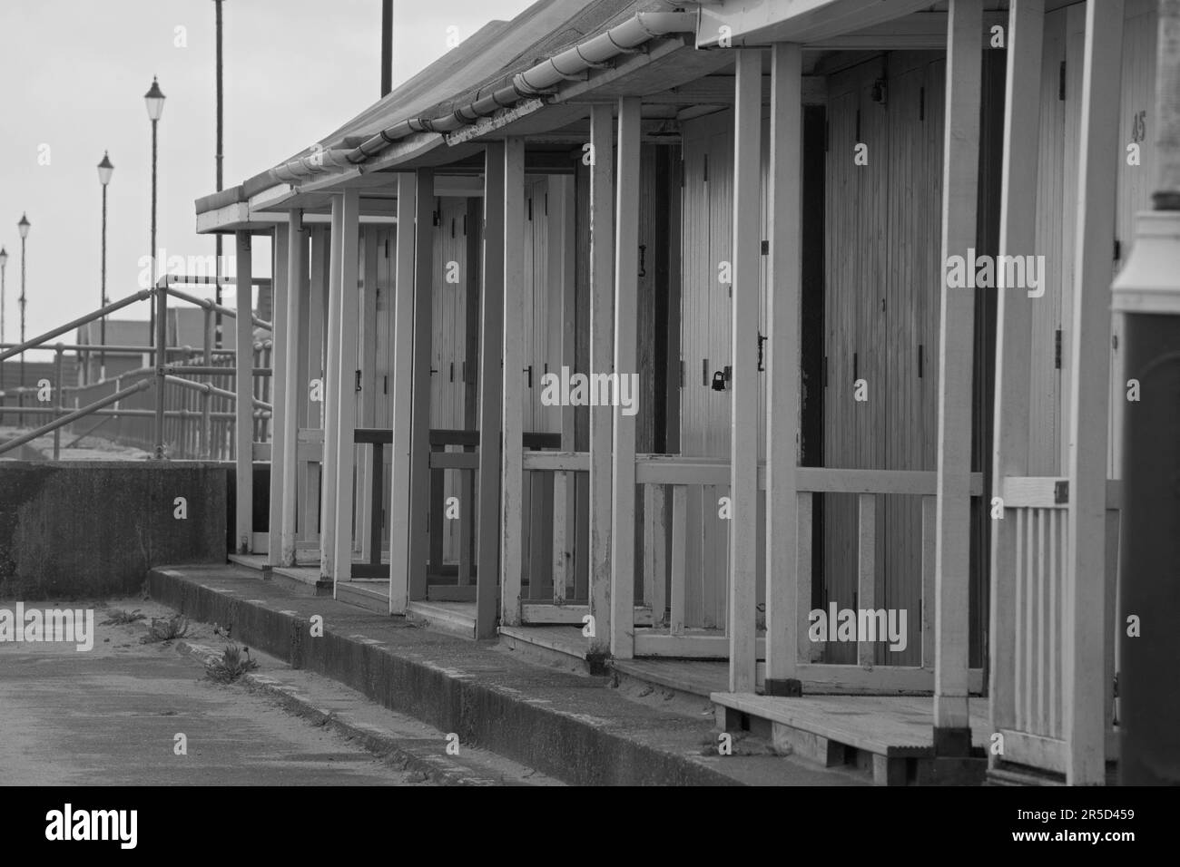 Vue monochrome sur les vieux cabanes de plage en bois d'une station balnéaire. Banque D'Images