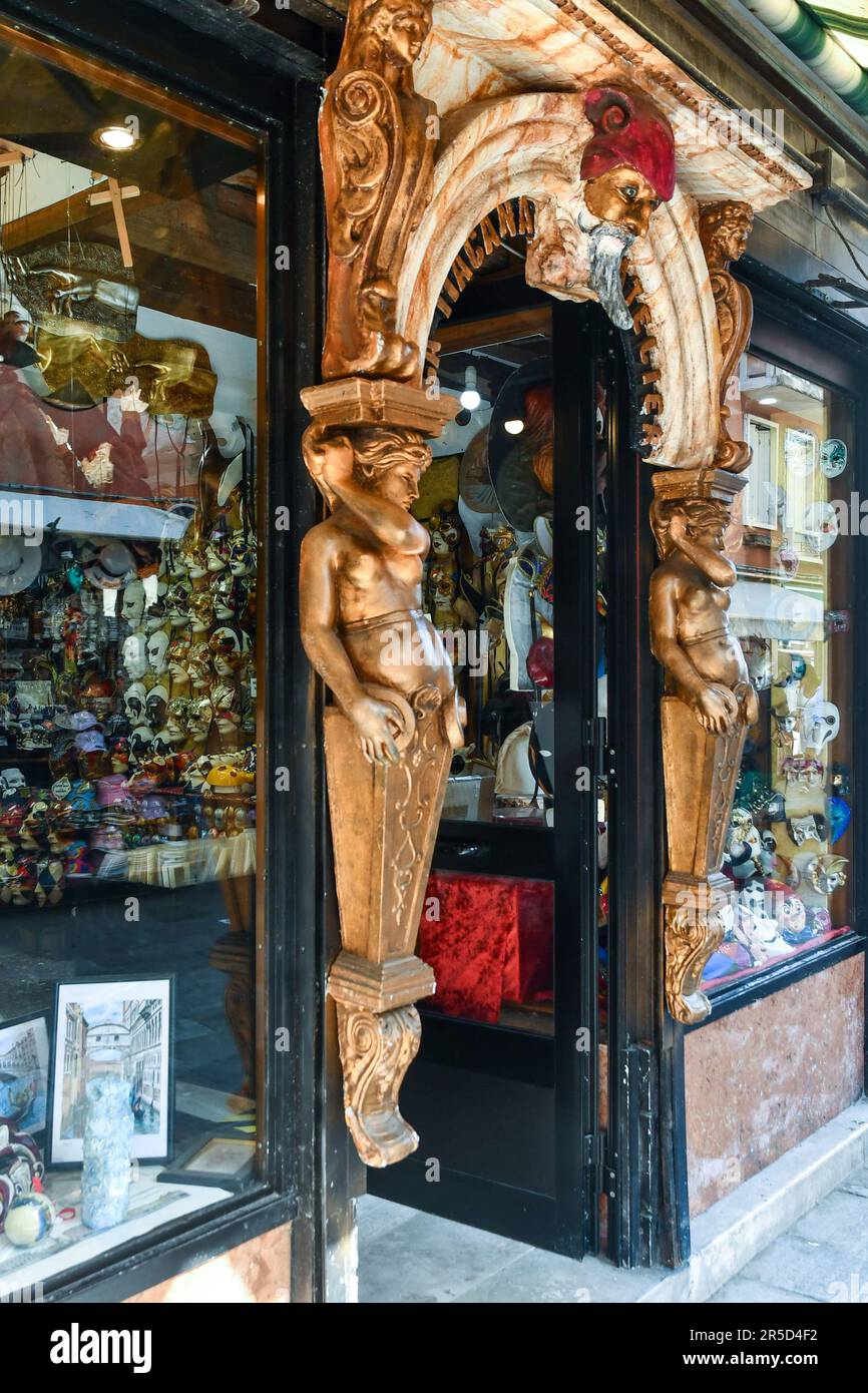 Extérieur et vitrines d'un magasin de masques vénitiens dans le sestiere de Cannaregio, Venise, Vénétie, Italie Banque D'Images