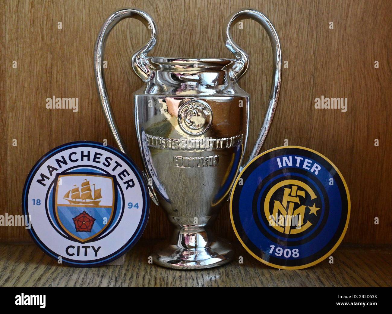 27 mai 2023, Moscou, Russie. Emblèmes des clubs de football - finalistes de l'UEFA Champions League Manchester City et de l'Inter Milan. Banque D'Images