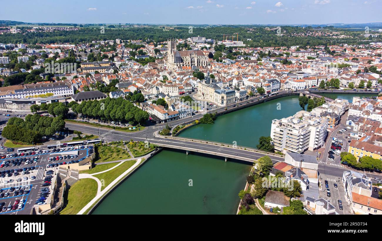 Vue aérienne du pont Jean Bureau enjambant la Marne à Meaux dans le département français de Seine et Marne en région parisienne, France Banque D'Images