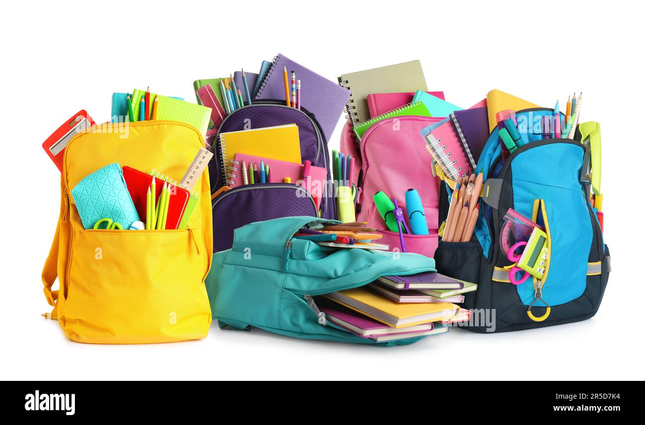 Ensemble avec différents sacs à dos et articles de papeterie pour l'école sur fond blanc Banque D'Images