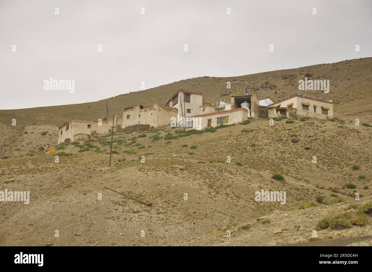 Vue du paysage d'un ancien monastère bouddhiste tibétain sur le versant de la montagne à Padum Banque D'Images