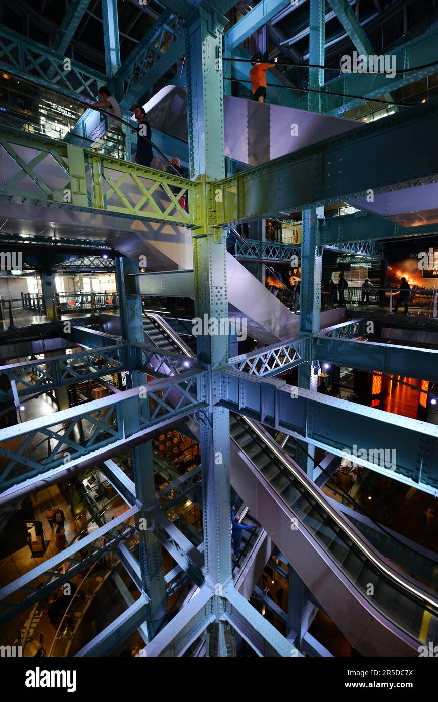 L'histoire de Guinness Stout s'affiche dans le Guinness Storehouse à St. Brasserie James Gate à Dublin, Irlande. Banque D'Images