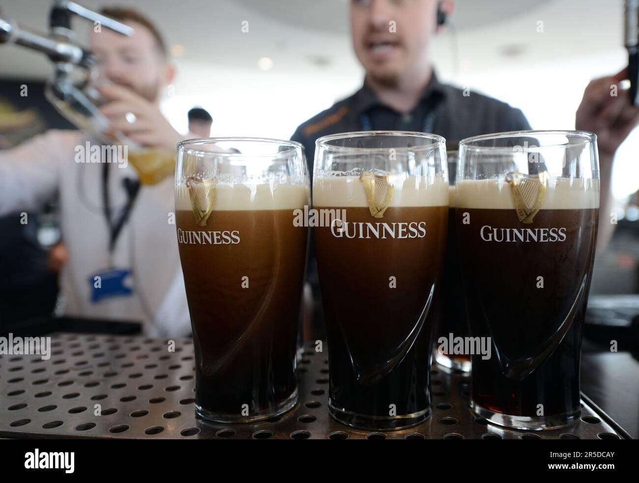 Profitez d'une pinte de Guinness Stout au bar sur le toit du Guinness Storehouse à St. James's Gate à Dublin, Irlande. Banque D'Images