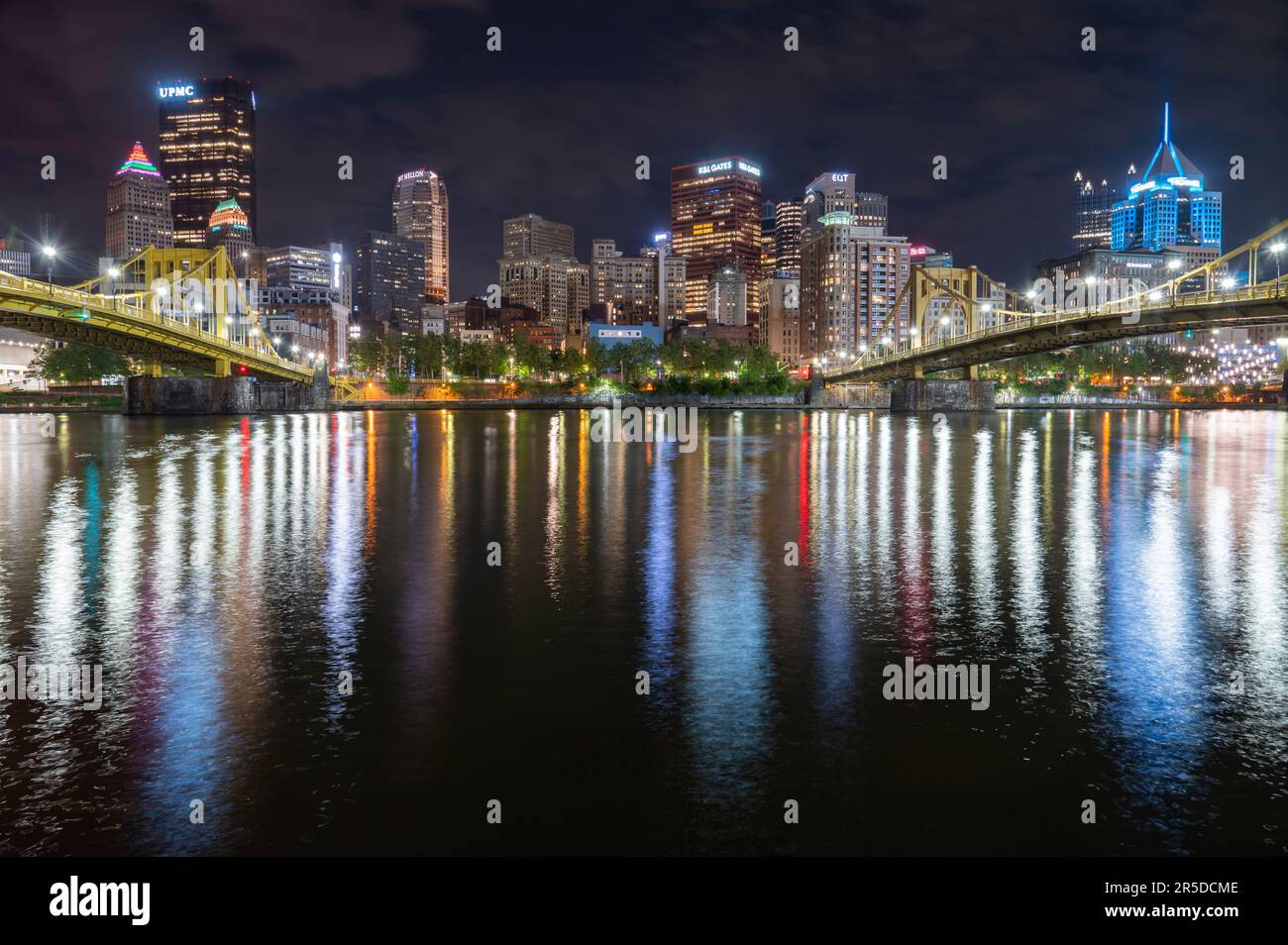 Le pont Andy Warhol et le centre-ville de Pittsburgh la nuit Banque D'Images
