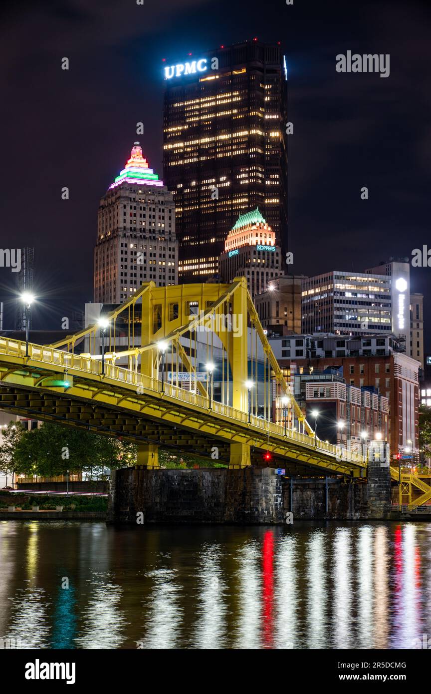 Le pont Andy Warhol et le centre-ville de Pittsburgh la nuit Banque D'Images