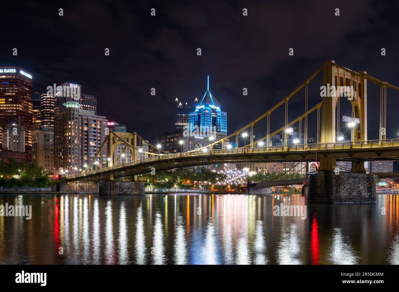 Le pont Andy Warhol et le centre-ville de Pittsburgh la nuit Banque D'Images