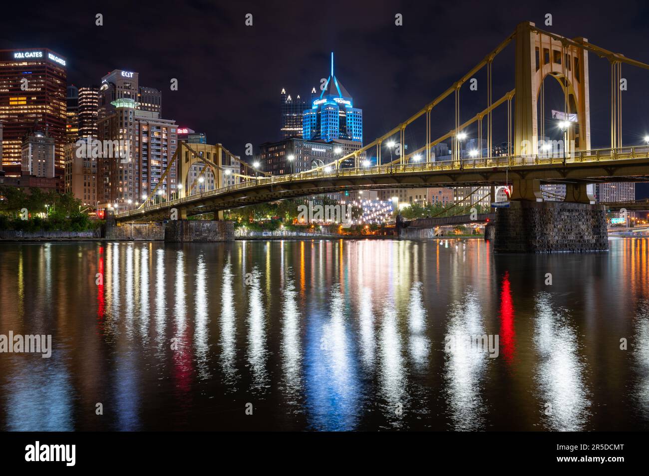 Le pont Andy Warhol et le centre-ville de Pittsburgh la nuit Banque D'Images