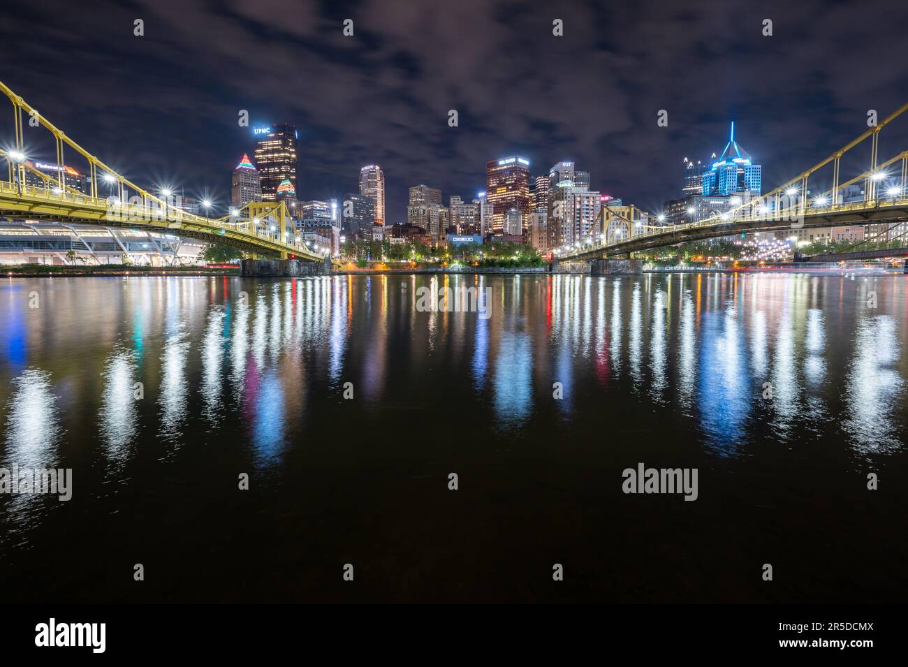 Le pont Andy Warhol et le centre-ville de Pittsburgh la nuit Banque D'Images