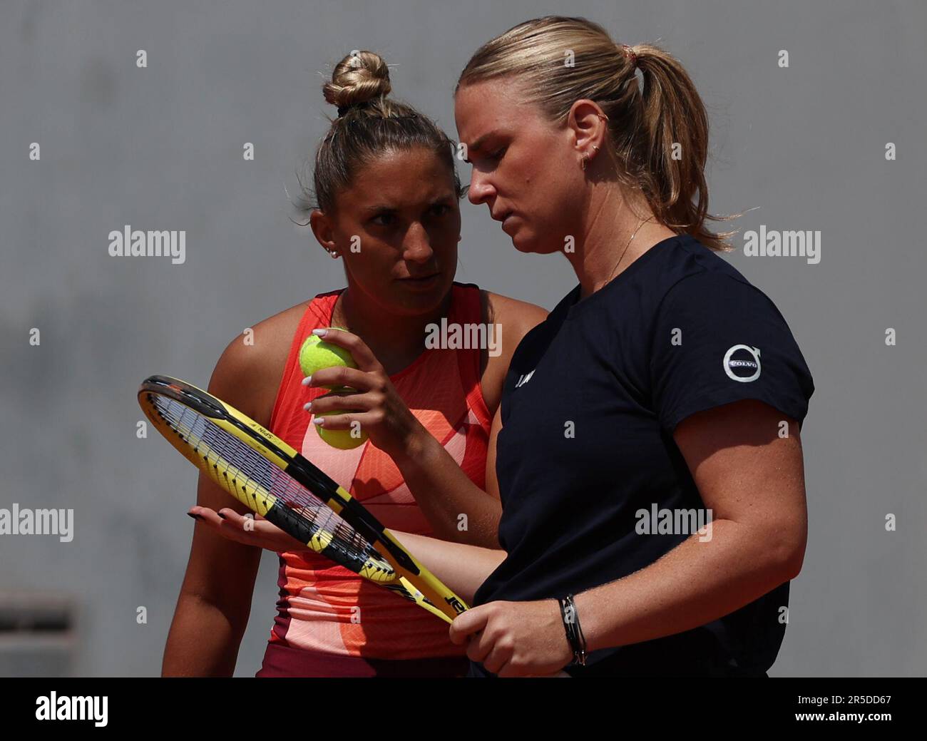 Paris, France. 2nd juin 2023. Ysalin Bonaventure (Belgique) (R)/Panna  Udvardy (Hongrie) réagit lors du deuxième tour féminin entre Xu Yifan/Yang  Zhaoxuan de Chine et Ysalin Bonaventure (Belgique)/Panna Udvardy (Hongrie)  lors du tournoi