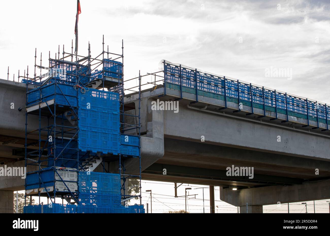 Pont ferroviaire incomplet en construction à Pakenham Victoria, Australie Banque D'Images