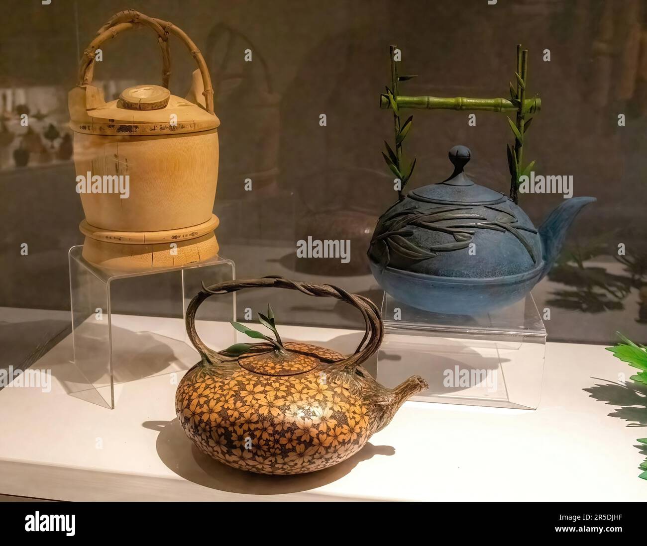 Collection Teapots ; un bambou de Chine au musée historique du Landmark Center à St. Paul, Minnesota, États-Unis. Banque D'Images