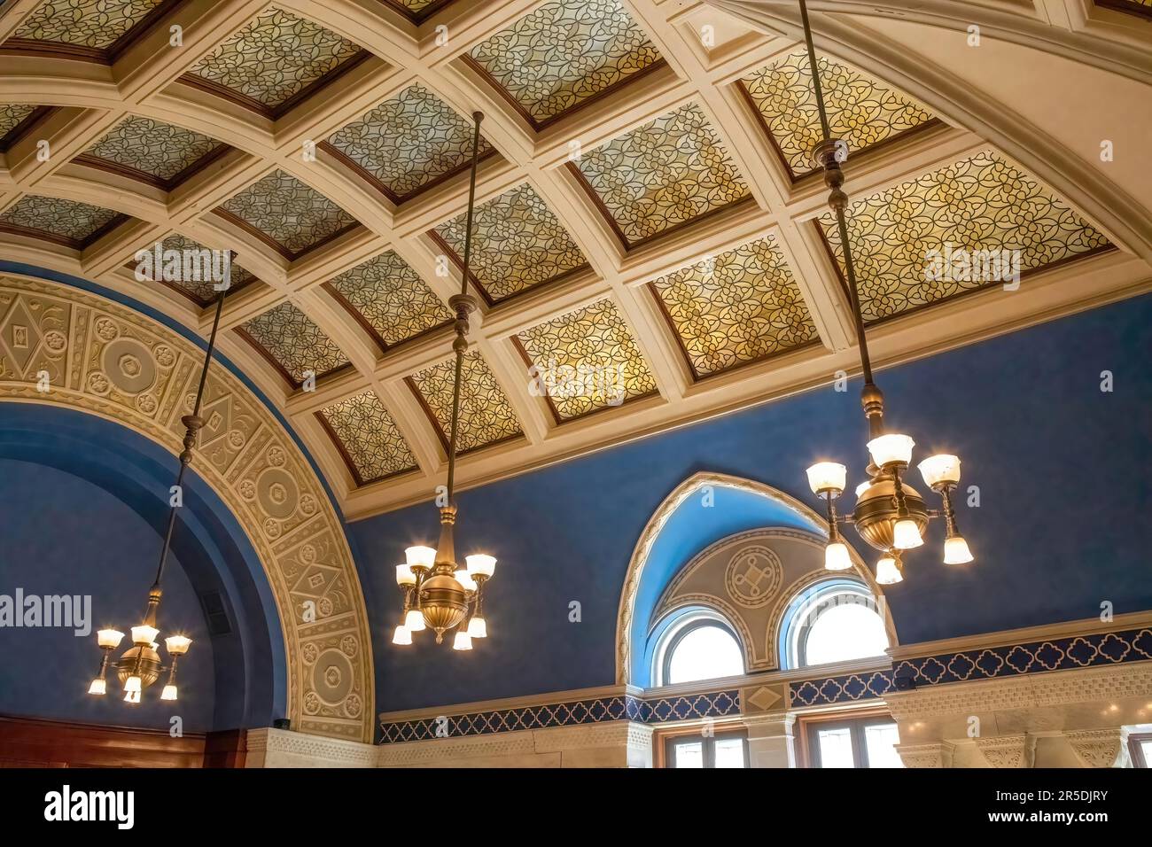 Magnifique plafond à motifs de l'une des chambres du palais de justice fédéral historique du Landmark Center, au centre-ville de St. Paul, Minnesota, États-Unis. Banque D'Images