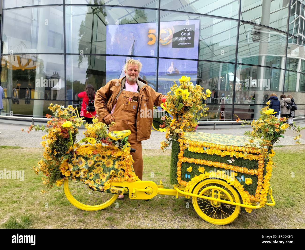 Amsterdam, pays-Bas. 02nd juin 2023. Amsterdam, artistes néerlandais. En hommage à la vie et aux œuvres artistiques de Vincent van Gogh. 2nd juin 1973. Un artiste local pose devant le musée Van Gogh sur la place du musée à Amsterdam, aux pays-Bas, à 2 juin 2023. Le musée Van Gogh a organisé une série d'activités festives ici pour commémorer son anniversaire de 50th et honorer l'héritage de Vincent van Gogh, l'un des artistes hollandais les plus célèbres et les plus prolifiques. En hommage à la vie et aux œuvres artistiques de Vincent van Gogh, le musée Van Gogh a ouvert sa porte sur 2 juin 1973. Credit: Xinhua/Alay Live News Banque D'Images