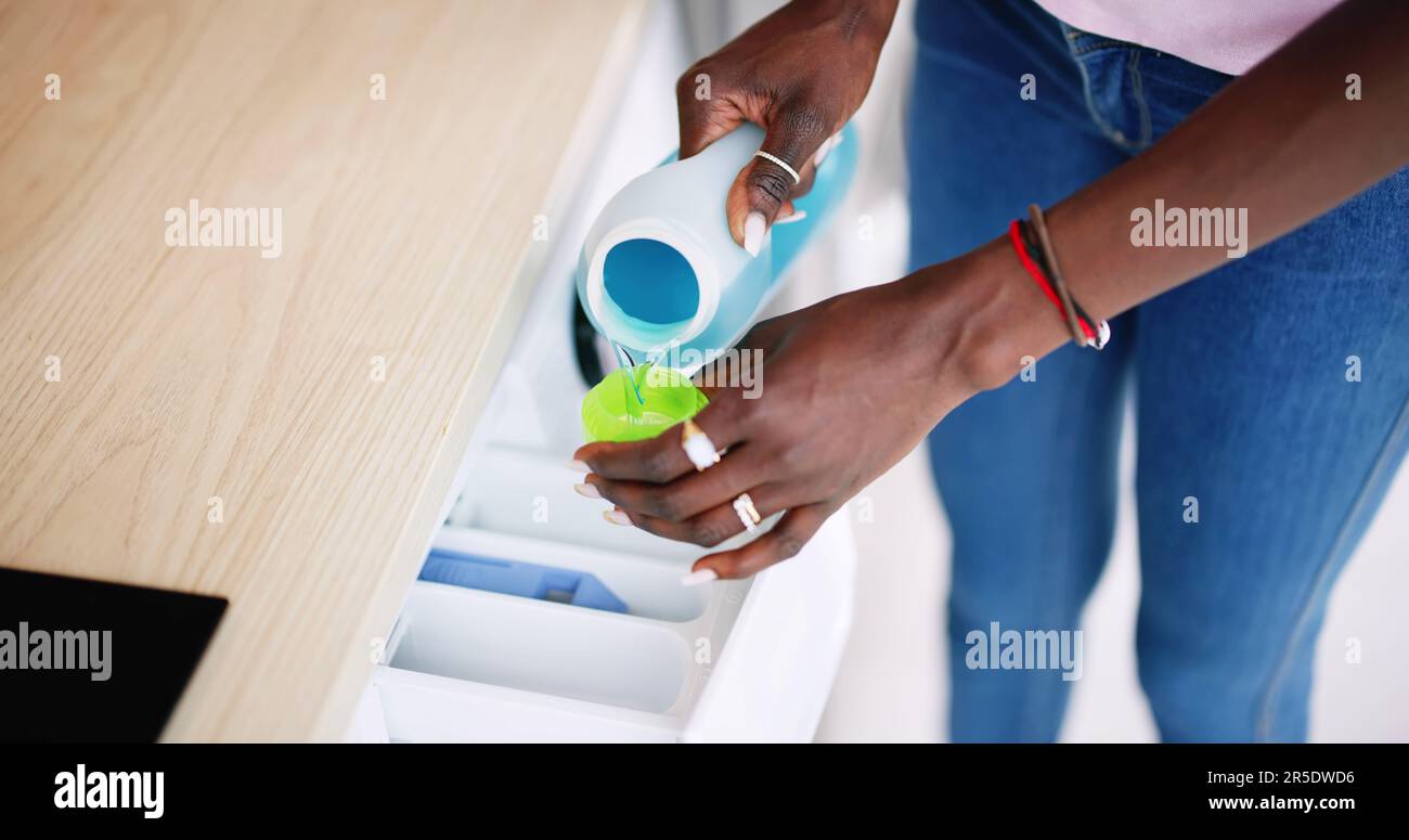 Lessive liquide à proximité de l'appareil électronique. Femme se lavant Banque D'Images