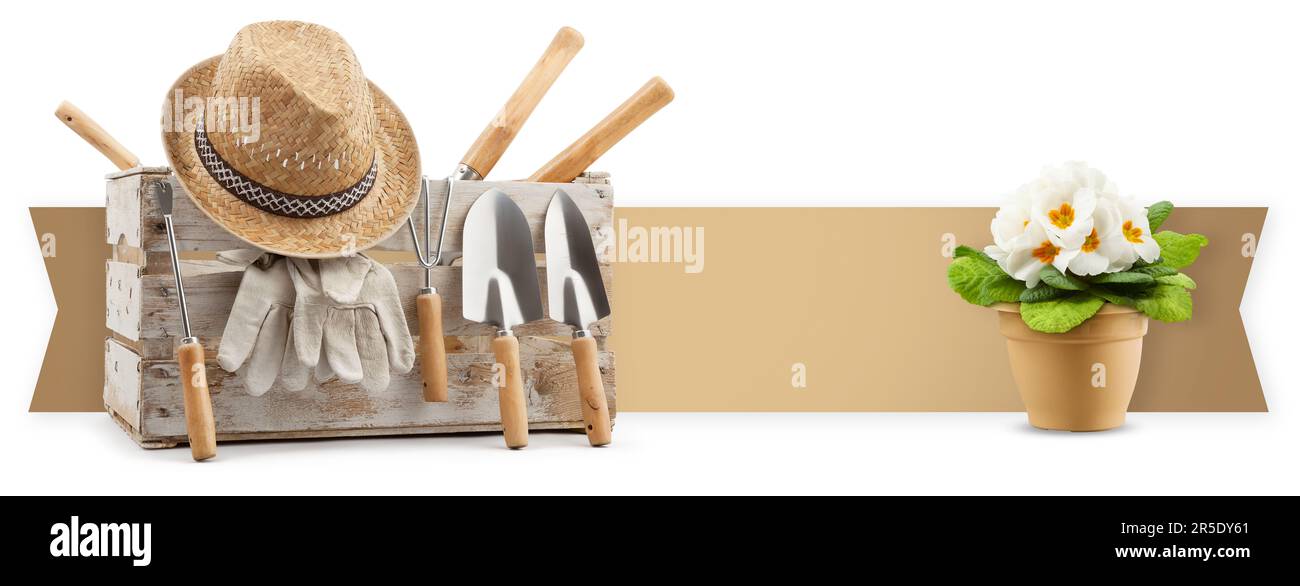 Équipement d'outils de jardinage, bannière avec espace de copie. Caisse en bois avec truelle de jardin, chapeau, gants et pot de fleur isolée sur fond blanc. Shopping a Banque D'Images
