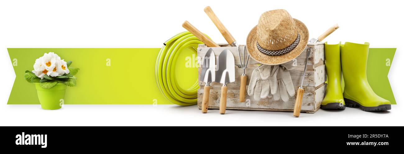 Équipement d'outils de jardinage, bannière avec espace de copie. Caisse en bois avec kit de jardin, chapeau, bottes en caoutchouc et fleurs isolées sur fond blanc. Shopping a Banque D'Images