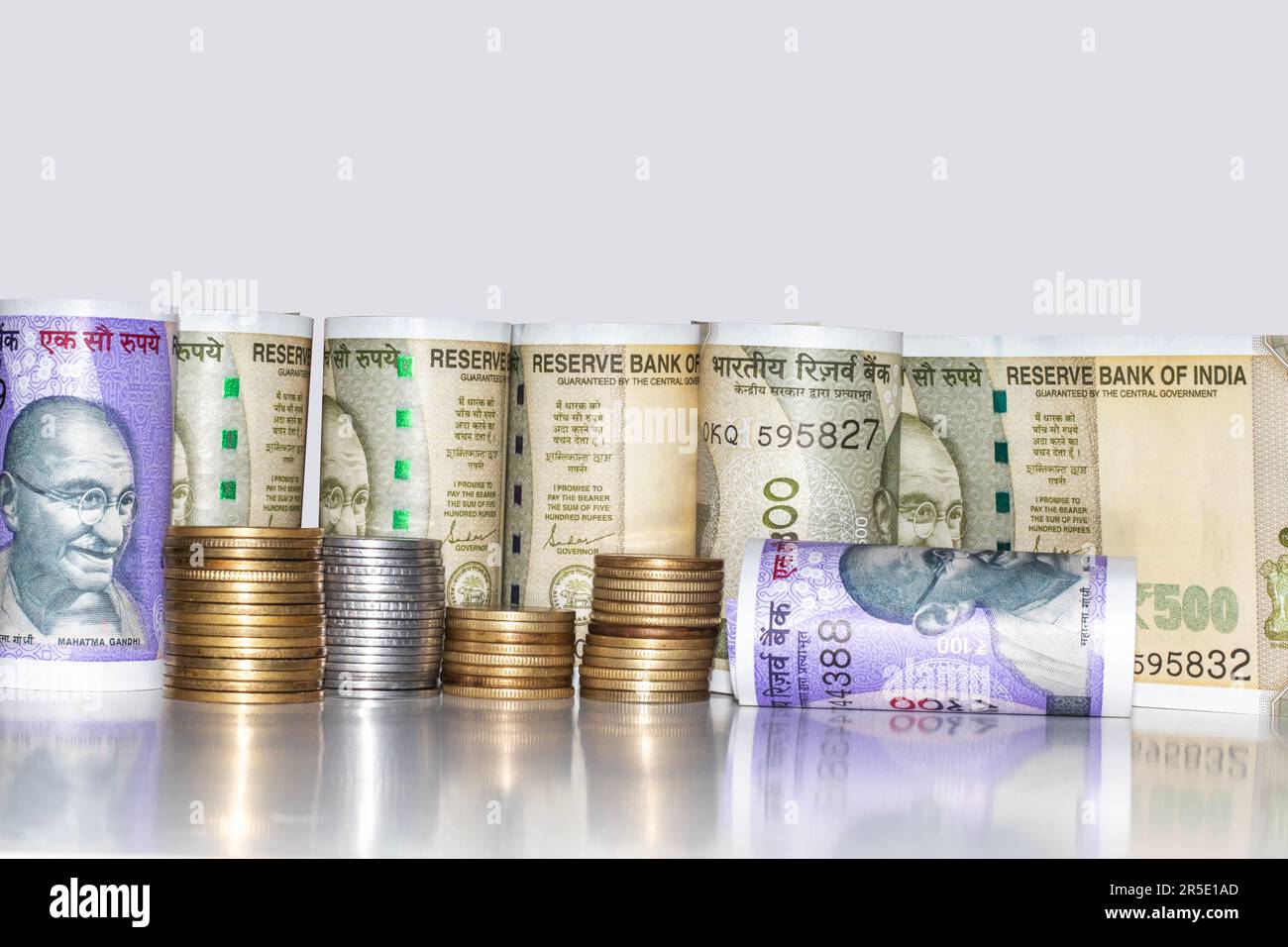 Nouvelle monnaie indienne 500, 100 et pièces indiennes Banque D'Images