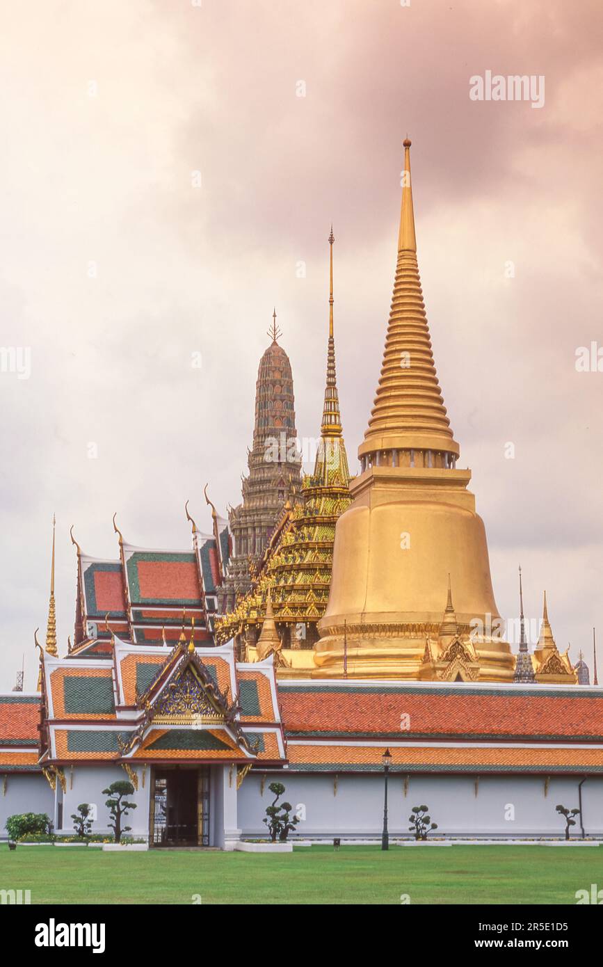 Le Wat Phra Kaew de Bangkok, connu en anglais sous le nom de Temple du Bouddha d'Émeraude, vu de la Cour extérieure du Grand Palais. Banque D'Images