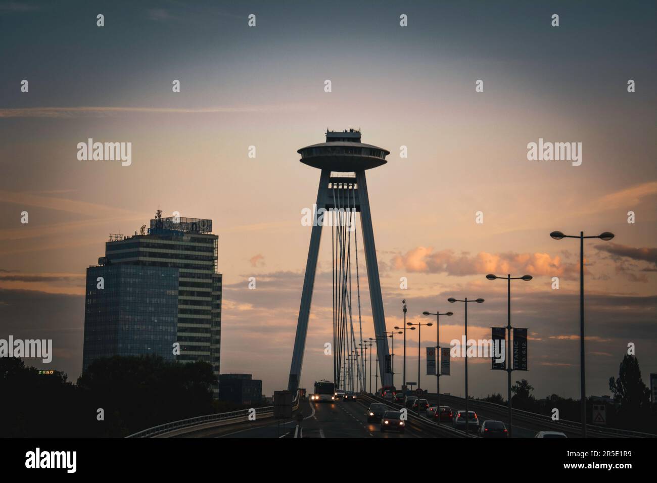 Le pont OVNI au coucher du soleil - Bratislava, Slovaquie Banque D'Images