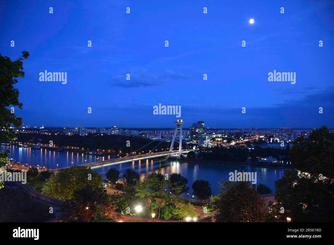 Le pont OVNI de nuit - Bratislava, Slovaquie Banque D'Images