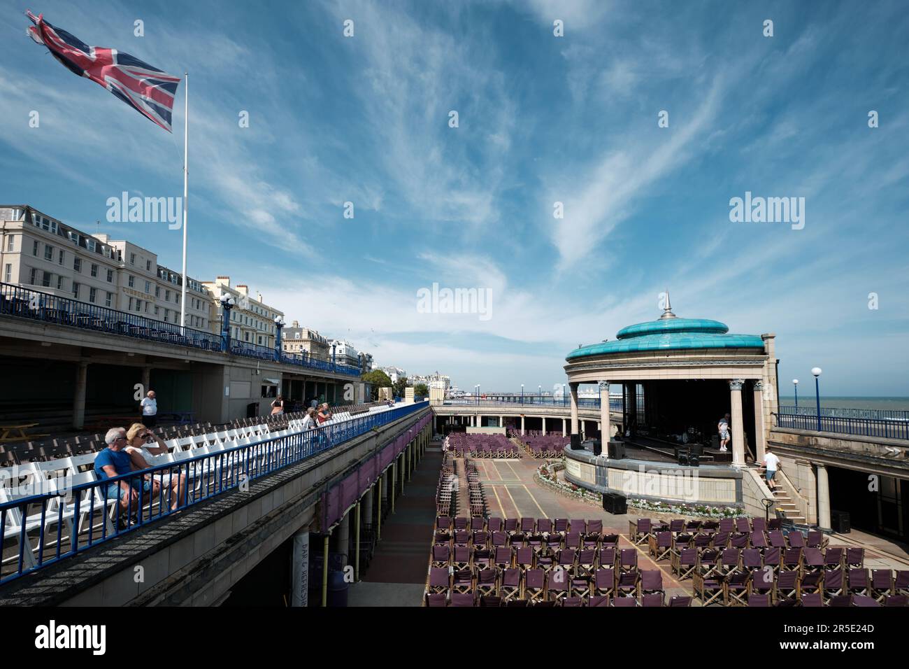 Kiosque à musique d'Eastbourne avec drapeau de l'union jack volant Banque D'Images