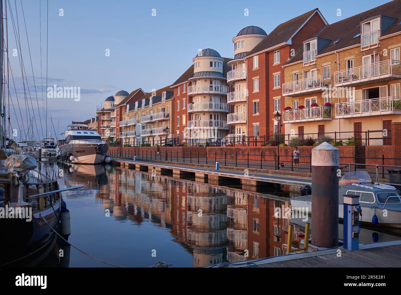 Eastbourne, East Sussex, Royaume-Uni - 20 juillet 2021 : réflexions d'appartements et de yachts dans Sovereign Harbour Banque D'Images