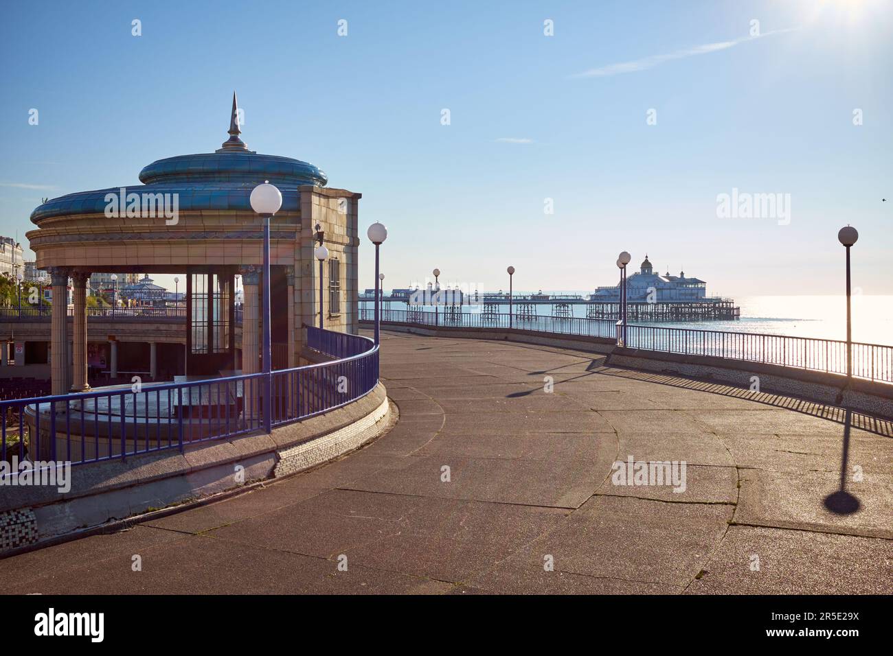 Eastbourne bandstand dôme en premier plan et quai en arrière-plan. Vue grand angle avec ciel bleu clair. Banque D'Images