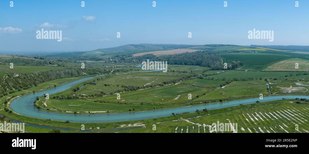 Vue panoramique sur la rivière Cuckmere sinueuse et la vallée du Haut et sur le sentier pédestre vers Alfriston. West Dean, Seaford, East Sussex, Angleterre Banque D'Images