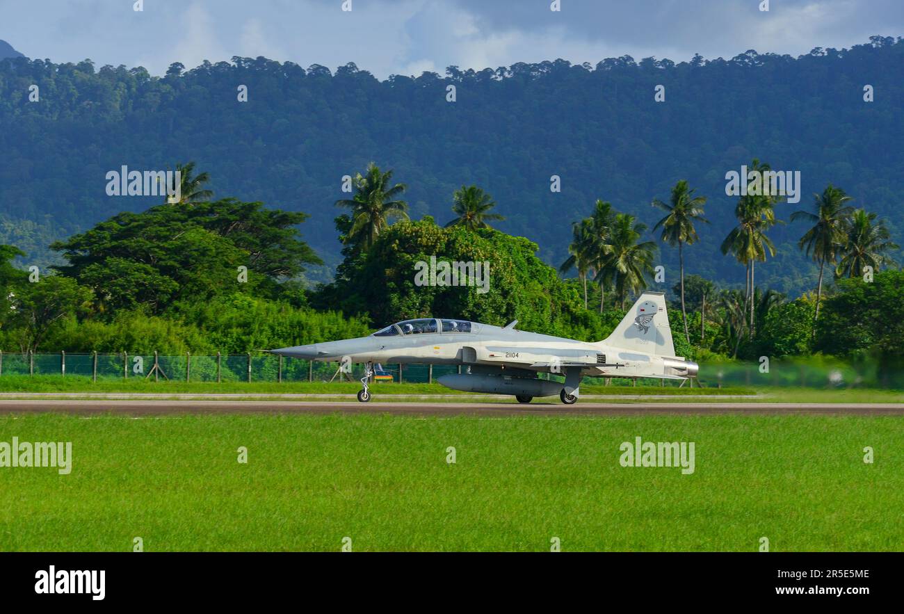 Langkawi, Malaisie - 28 mai 2023. A Northrop F-5 Tiger II de la Royal Thai Air Force (RTAF) pour le décollage de l'aéroport de Langkawi (LGK), Malaisie. Banque D'Images