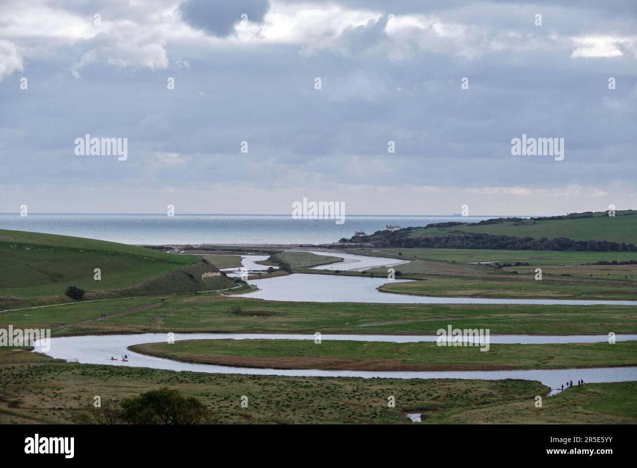 La rivière Cuckmere serpente vers Cuckmere Haven. Seven Sisters Country Park, East Sussex, Angleterre, Royaume-Uni. Banque D'Images