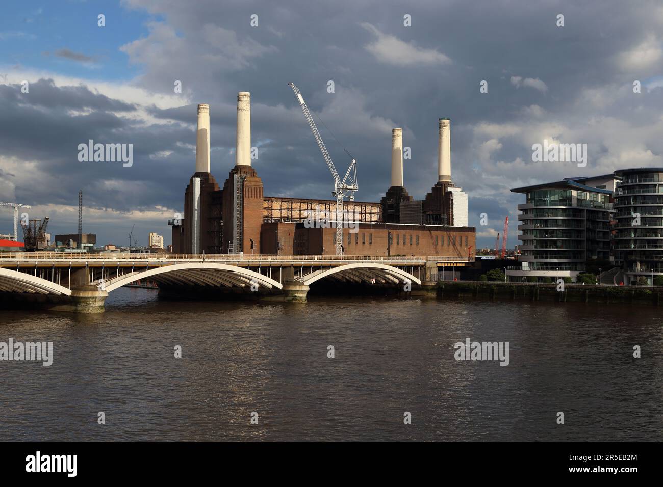LONDRES, GRANDE-BRETAGNE - 22 MAI 2014 : il s'agit de l'ancienne centrale électrique de Battersea, qui est devenue l'une des plus célèbres architecturales de la ville et ses Banque D'Images