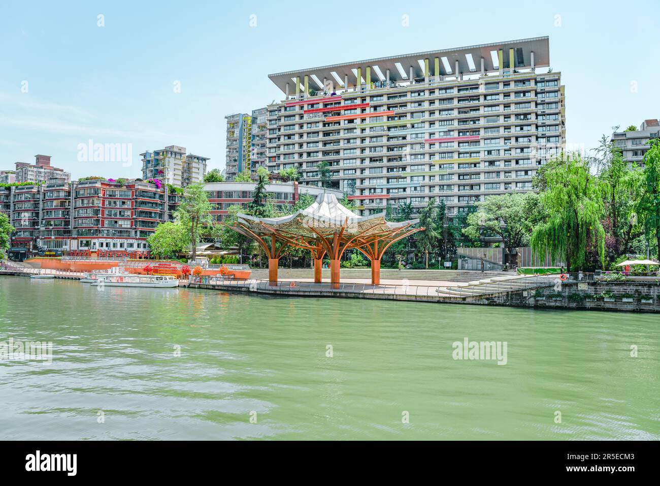 Ville moderne près du pont couvert de Chengdu par une journée ensoleillée Banque D'Images