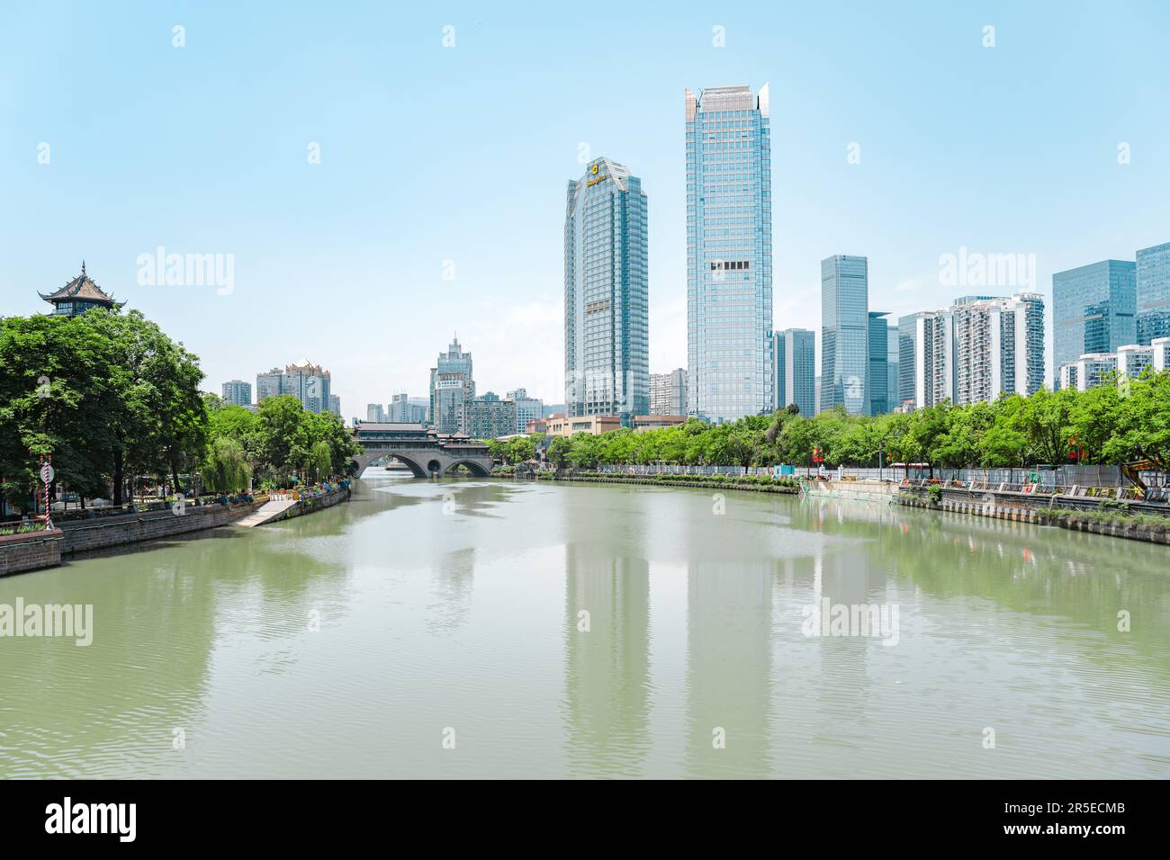 Ville moderne près du pont couvert de Chengdu par une journée ensoleillée Banque D'Images